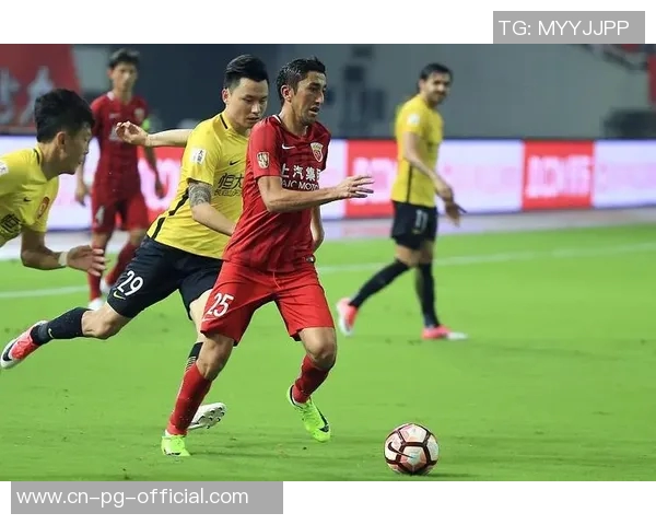 广州恒大迎战上海申鑫争夺中超联赛关键三分的激烈对决