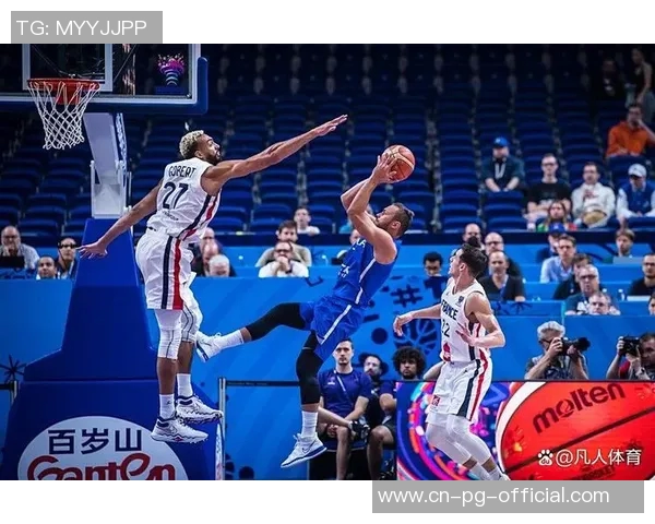 中国男篮与法国男篮激战正酣谁能在国际赛场上笑到最后